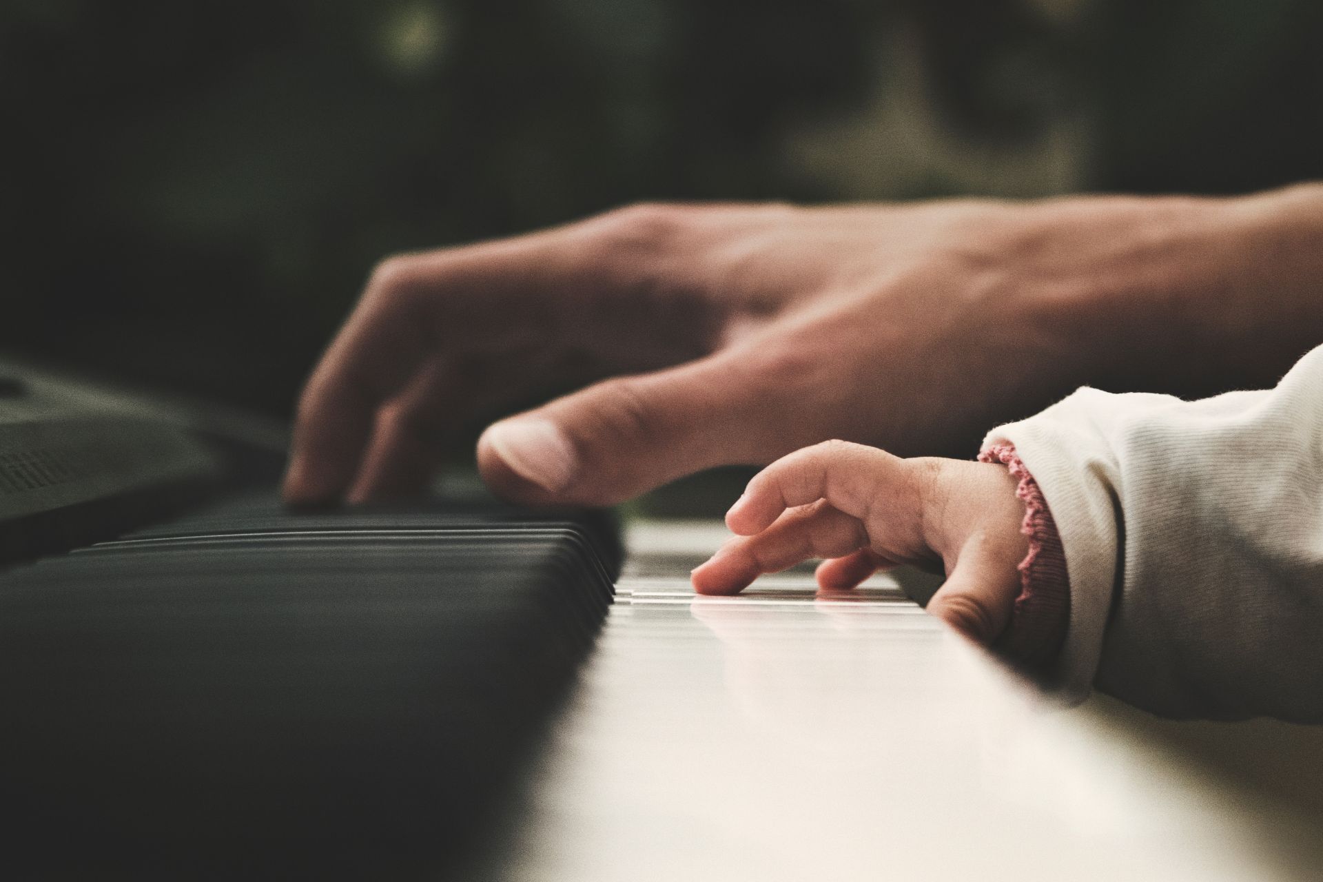roka začetnika na klavirju in učitelja klavirja
